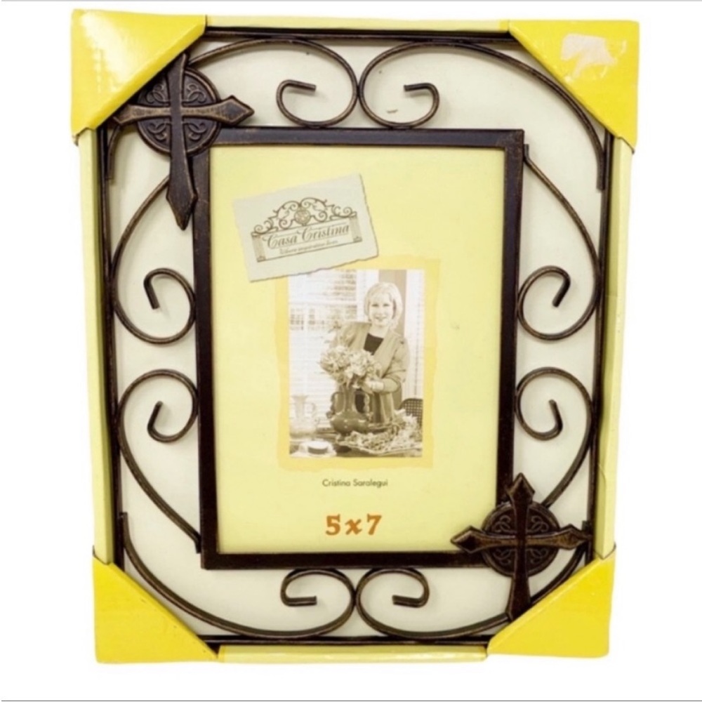 CRISTINA SARALEGUI rustic cross picture frame
5 X 7” NEW